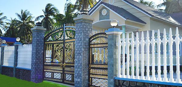 Cổng rào cùng tông màu với màu sơn của nhà
